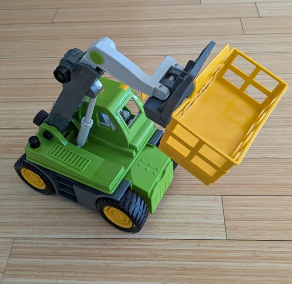 Toy Telehandler Construction Vehicle. Crane Moves Up And Down - Picture 7 of 7